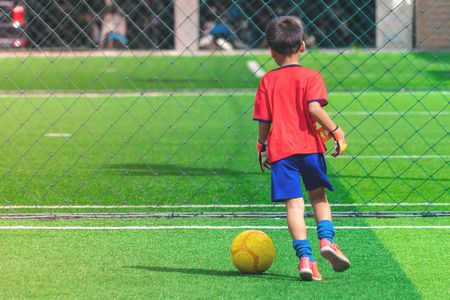 لماذا يمنع البعض أطفالهم من ممارسة الرياضة في سن صغير